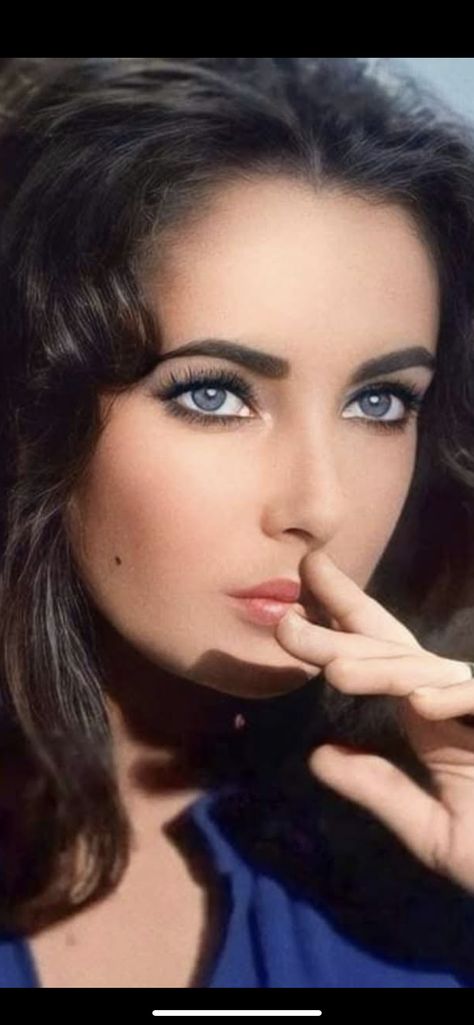 Elizabeth Taylor Style Dresses, Liz Taylor Eyes, Elizabeth Taylor Hairstyles, Liz Taylor Makeup, Elizabeth Taylor Aesthetic, Elizabeth Taylor Makeup, Young Elizabeth Taylor, Elizabeth Taylor Eyes, Elizabeth Taylor Richard Burton