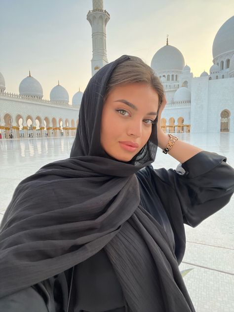 Mosque Outfits Women, Dubai Mosque Outfit, Miracle Garden Dubai Outfit, Mosque Outfit, Dubai Mosque, Dubai Pics, Dubai Outfit, Dubai Trip, Desert Photoshoot