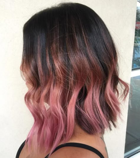 dark brown bob with pastel pink balayage Blonde Ombre Hair, Pink Ombre Hair, Pink Blonde Hair, Short Ombre Hair, Brown Ombre Hair, Pink Highlights, Hair Color Pink, Trendy Hair Color, Penteado Cabelo Curto