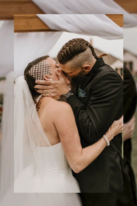 Wedding Hair Shaved Sides, Punk Wedding Hair, Edgy Bridesmaid, Tomboy Wedding Outfit, Pretty Wedding Ceremony, Groom And Groomsmen Outfits, Alternative Couple, Edgy Bride, Rustic Groom