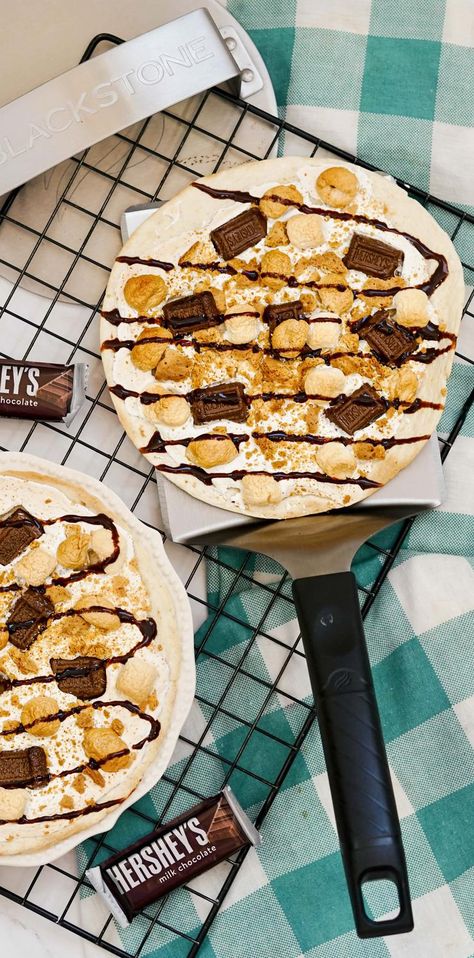 Blackstone Smore’s Pizza - Easy Blackstone Desserts Recipes Easy Blackstone Dessert, Blackstone Smores, Blackstone Desserts, Smores Pizza Recipe, Blackstone Ideas, Flat Top Grill Recipes, Blackstone Pizza, Blackstone Meals, Blackstone Grill Recipes