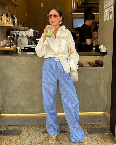 Blue Striped Pants Outfit Summer, Blue Pantalon Outfit, La Outfit Ideas, Blue Striped Pants Outfit, Stripped Pants Outfit, Striped Trousers Outfit, Blue Linen Pants Outfit, Blue Trousers Outfit, Striped Pants Outfit