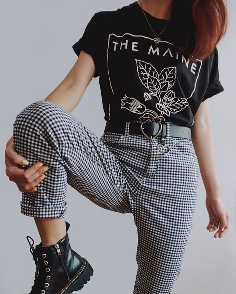 CHEE 🌈🌻✨ (@megoosta) • Instagram photos and videos Fall Grunge Outfits, Checkered Pants Outfit, Grunge Fall Outfits, Fall Grunge, Pants Trend, Casual Goth, Cool Autumn, Checkered Pants, Best Winter Outfits