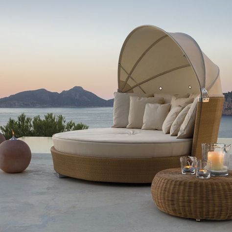 Combine the calming effects of nature with the relaxation of a bed, and create an outdoor bed! We have 65 inspiring ideas here to suit any kind of home. Outdoor Day Bed, Wicker Daybed, Chill Lounge, Daybed Canopy, Luxury Outdoor Furniture, Outdoor Daybed, Outdoor Furniture Design, Pool Furniture, Day Bed