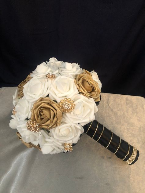 Gold Rose Bouquet, White And Gold Wedding Themes, Hoco Flowers, Gold Wedding Bouquets, Gold Wedding Flowers, Rose Gold Wedding Cakes, Black Bouquet, Gold Bouquet, Purple Bouquets