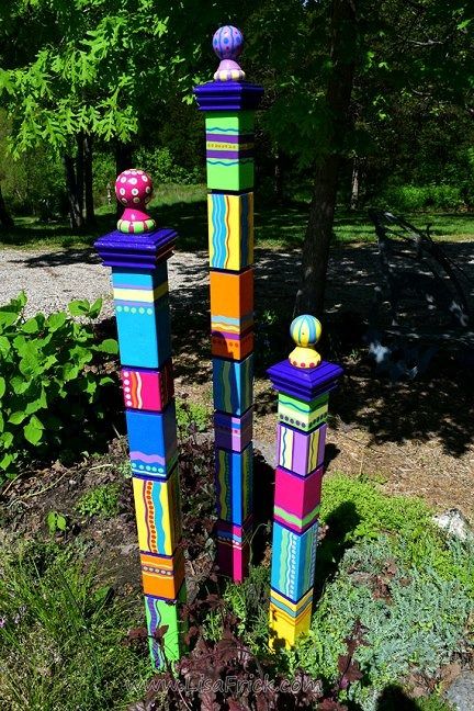 Dishfunctional Designs: The Upcycled Garden: Garden Totems Diy Totem, Peace Poles, Peace Pole, Garden Totem, Art Pole, Garden Poles, Garden Totems, Upcycle Garden, Lawn Art