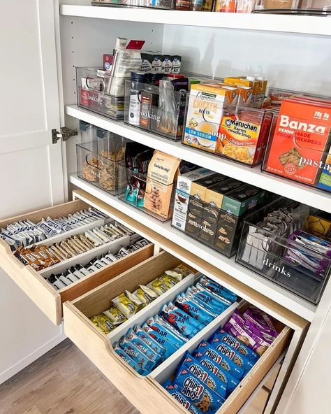 Small Walk In Pantry, Pantry Organization Ideas, Snack Organizer, Declutter Kitchen, Pantry Organisation, Food Pantry Organizing, House Organisation, Kitchen Organization Pantry, Kitchen Pantry Design