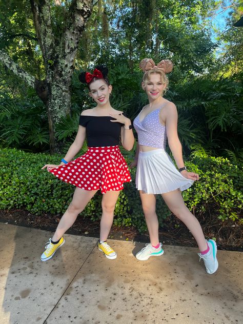 Minnie And Daisy Disney Bounding, Minnie And Daisy Disneybound, Minnie And Daisy Costume, Daisy Disneybound, Minnie Disneybound, Disney Bonding, Disney Group Costumes, Sisters Disney, Disney World Outfit Ideas