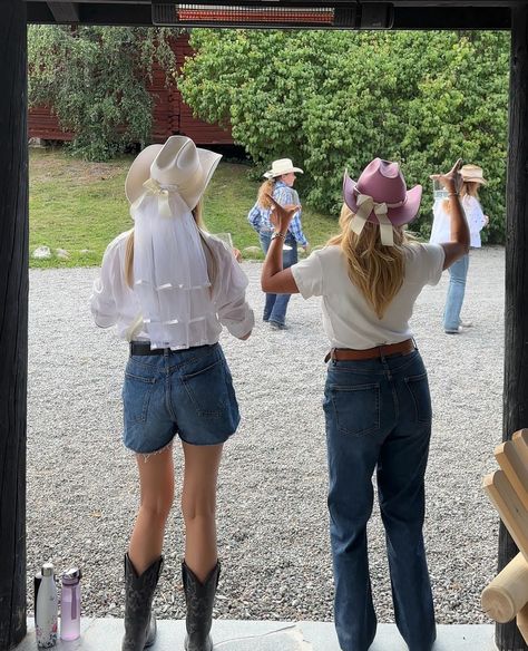 Cowgirl Bride Hat, Hair Bow Veil, Bridal Hair Bow, Cowgirl Bridal Shower, Veil Bachelorette Party, Country Bachelorette Parties, Miley Stewart Summer, Photography Wedding Poses, Bow Veil