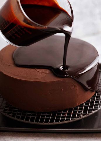 Chocolate Cake Glaze Icing, Cheesecake Dome, Chocolate Mirror Glaze Recipe, Recipe For Cakes, Chocolate Entremet, Dome Dessert, Mirror Glaze Recipe, Cake Glaze, Chocolate Mirror Glaze