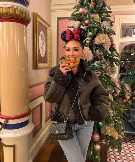 Christmas Disney Outfits, Disneyland Christmas Outfit, Disney Outfits Winter, Cheese Pretzels, Disney Winter Outfits, Disneyland Outfit Winter, Disney Christmas Outfits, Universal Studios Outfit, Disney Trip Outfits