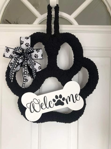 Dog Paw Wreaths Diy, Paw Print Door Hanger Diy, Doggie Paw Wreath, How To Make A Dog Paw Wreath, Dog Bone Wreath Diy, Dog Paw Print Wreath, Pawprint Wreath Diy, Paw Wreath Ideas, Dog Wreaths For Front Door Diy