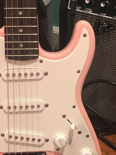 Pink Electric Guitar, Gitar Vintage, Pink Guitar, Guitar Aesthetic, Pretty Guitars, Guitar Obsession, Soft Pink Theme, Cool Electric Guitars, Pink Vibes