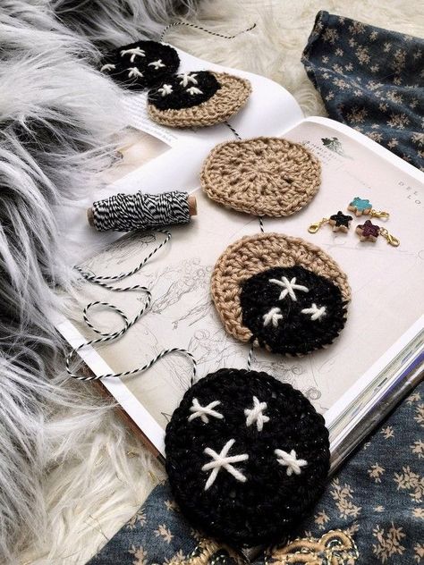 Constellation Crafts, Space Garland, Pompom Yarn, Constellation Craft, Moon Crochet, Constellation Art, Crochet Garland, Moon Luna, Stars Space