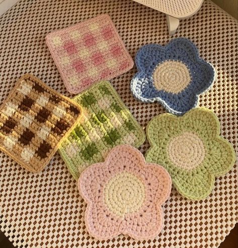 Coaster Crochet Ideas, Crocheting Cardigan, Crochet Cup Coaster, Diy Coaster, Small Crochet Gifts, Coaster Projects, 2023 Crochet, Crochet Coasters Free Pattern, Keychain Designs