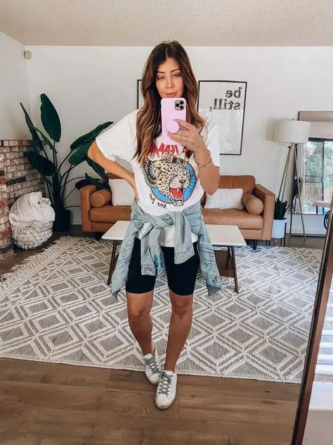 Biker Shorts Band Tee Outfit, Biker Shorts And Graphic Tee Outfit, Look Short Biker, Graphic Tee Biker Shorts Outfit, Yoga Shorts Outfit Casual, Look Biker Shorts, Black Biker Shorts Outfit Casual, Biker Short Outfits Summer, How To Style Biker Shorts