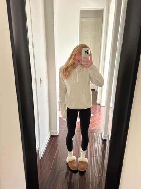 Outfit Inspo Ugg Slippers, How To Style Ugg Scuffette, Cute Outfits To Wear With Ugg Slippers, Outfits With Slipper Uggs, How To Style Disquette Uggs, Coach Slippers Outfit, Ugh Scuffette Outfit, Comfy Outfits With Ugg Slippers, Outfits With Ugg Disquette Slippers