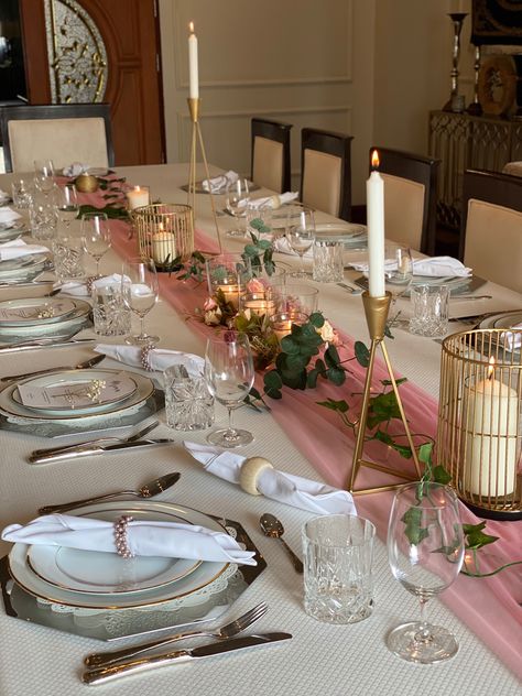 Table setting for dinner party Dinner Birthday Decoration, 18th Birthday Party Table Set Up, Diner Setting Table, Cute Table Set Up For Birthday, Aesthetic Party Table Decor, 21st Table Decor, Deco Table Birthday, Candles For Dinner Table, Table Design Ideas Party