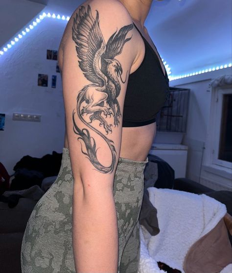 Griffon Tattoo Design, Griffin Back Tattoo, Mythical Sleeve Tattoo, Gryphon Tattoo Feminine, Mythical Creatures Tattoo Sleeve, Hypogriff Tattoo, Tattoos Mythical Creatures, Griffin Tattoo Feminine, Tattoo Griffin