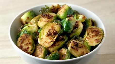 Spicy Ginger Garlic Brussels Sprouts (Whole30) Grocery Games, Sprouts Recipe, Brussels Sprouts Recipe, Dinner Guest, Brussels Sprouts, Brussel Sprouts, Whole 30, Brussel Sprout, Brussels