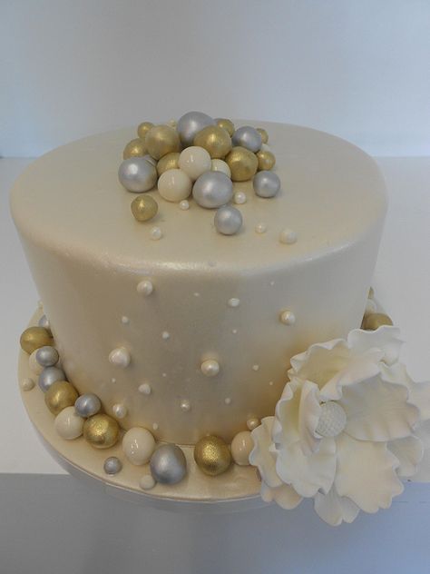 Gold And Silver Cake Ideas, Gold And Silver Cake, Twins Cake, Pregnancy Gender Reveal, Silver Cake, Two Tier Cake, 50th Cake, Gold Cake, Silver Anniversary