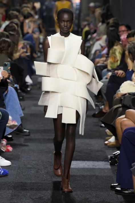 JW Anderson Spring 2025 Ready-To-Wear Collection [PHOTOS] English Style, Jw Anderson, British Design, Fashion Week Spring, London Fashion Week, Fashion News, Trench Coat, The Past, Ready To Wear