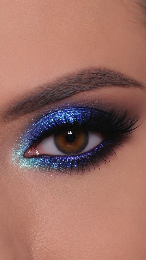 Beauty Bay Eyeshadow Looks, Make Up Inspo Colorful, Colorful Smokey Eye Makeup, Colorful Make Up, Dark Blue Eyeshadow Looks, Acotar Makeup, Blue And Black Makeup, Colourful Makeup Looks, Colourful Eye Makeup