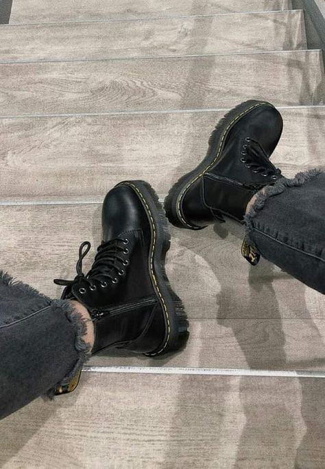 Poses References, Martin Boots, Look Vintage, Winter 2022, Dream Shoes, Pretty Shoes, Doc Martens, Dr. Martens Boots, Aesthetic Outfits