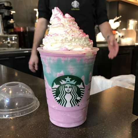 Starbucks Unicorn Frappuccino, Star Bucks Drinks, Secret Menu Starbucks, Starbucks Drinks At Home, Unicorn Frappuccino, Menu Starbucks, Sour Skittles, Secret Starbucks Recipes, Cute Drinks