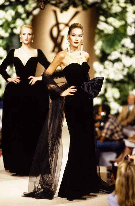 Carla Bruni au défilé Yves Saint-Laurent, Haute-Couture, collection Automne-Hiver 1995-96 à Paris en juillet 1995, France. (Photo by PAT/ARNAL/Gamma-Rapho via Getty Images) Yves Saint Laurent Couture, Glam Dress, Yves St Laurent, 90s Runway Fashion, Runway Fashion Couture, Runway Outfits, 80s And 90s Fashion, 90s Runway, Carla Bruni