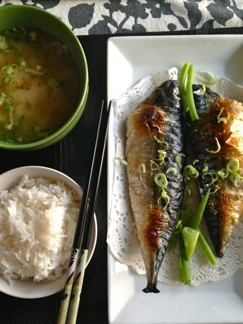 Korean Mackerel Recipe, Baked Mackerel, Mackerel Recipe, Grilled Mackerel, Sardine Recipes, Mackerel Recipes, Mackerel Fish, Pickled Vegetables, Japanese Dishes