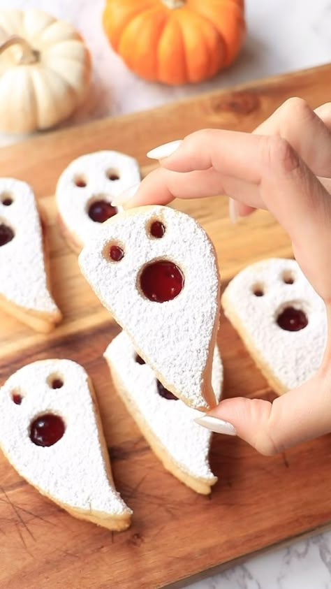 Linzer Cookie, Linzer Cookies, Fun Halloween Food, Easy Halloween Food, Halloween Food Treats, Ghost Cookies, Cookie Hacks, Halloween Baking, Halloween Goodies