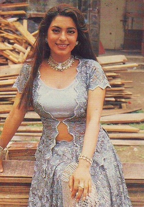 Beautiful Juhi Chawla Vintage Bollywood Outfits, Juhi Chawla 90s, Y2k Bollywood, Retro Bollywood Fashion, 90s Bollywood Actress, 90s Bollywood Fashion, 90s Bollywood Aesthetic, Retro Fashion Outfits, Juhi Chawla