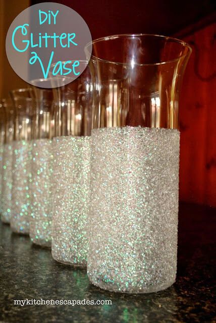 Create this gorgeous glitter vase for a wedding or party centerpiece. Learn how to make these glam vases with Mod Podge so they look just like crushed diamond! Table Decorations Sweet 16, Wedding Decorations Dollar Tree, Wedding Table Centerpieces Diy, Inexpensive Centerpieces, Mardi Gras Birthday, Glitter Vases, Mardi Gras Centerpieces, Wedding Candles Table, Wedding Vase Centerpieces