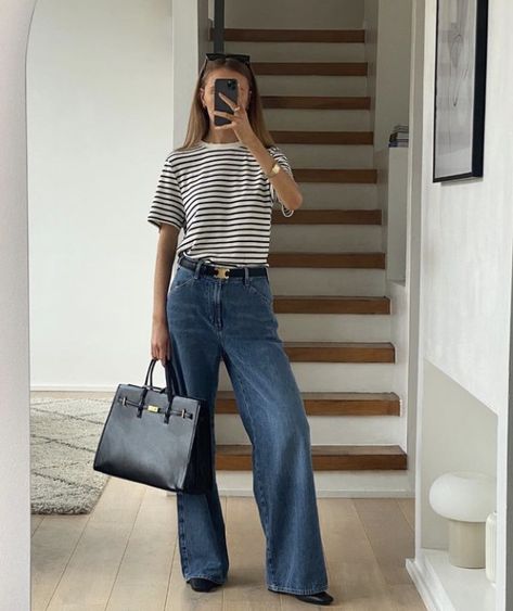 Women's Casual Shirt Outfit Ideas in 2023 Striped Tee Shirt Outfit, Casual Shirt Outfit, Basic Tshirt Outfit, Striped Tshirt Outfits, Basic Top Outfit, Stripe Tee Outfit, Outfits Europa, Striped Blouse Outfit, Casual Shirts Outfit