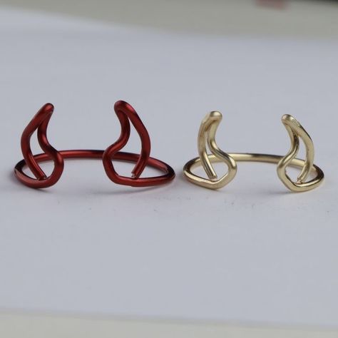 Rings Diy Handmade, Devil Wire Ring, Made Rings Diy, Jewelry Out Of Wire, Diy Jewelry Rings Tutorials, Devil Horn Wire Ring, Ring Ideas Diy Wire, Aesthetic Rings Diy, Jewelry Crafts Earrings