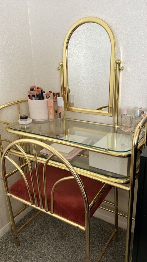 Vintage vanity, vintage, aesthetic, old money aesthetic, gold vanity, gold, makeup vanity, makeup, skincare, furntire, vintage furniture, eclectic, apartment inspo, interior design, design inspo Cozy Room Ideas, Room Ideas For Men, Retro Vanity, Vanity Table Vintage, Room Ideas For Men Bedroom, Vanity Vintage, 80s Interior Design, Men Bedroom, Gold Vanity