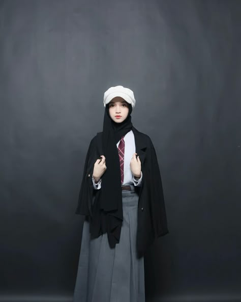 #photoshootideas #schoolphotoshoot Vintage Outfit Hijab, Ootd Yearbook, Yearbook Pose, Korean School Outfits, Fbi Outfit, America School, Yearbook Idea, Vintage Hijab, Yearbook Photoshoot