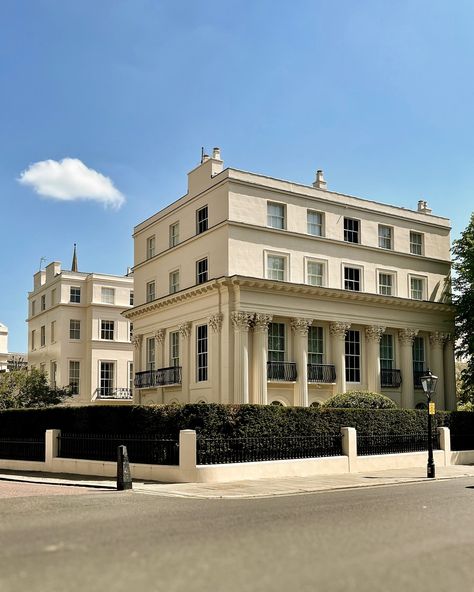 The magnificent architecture of Regent’s Park, architects John Nash and Decimus Burton. The Regency period in British architecture, roughly spanning from 1811 to 1820 during the regency of George IV, is characterized by a distinctive style that blends elegance, classical elements, and a sense of grandeur. - #regencyarchitecture #victorianarchitecture #england #britishhouse #englishstyle #englisharchitecture #perfectenglishhome #homesofinstagram #visitengland #housesofldn #historicpreservat... British Architecture House, Neotraditional Architecture, Classic Building Facade, Magnificent Architecture, Regency Architecture, New Classical Architecture, British Houses, City Houses, Neoclassical House