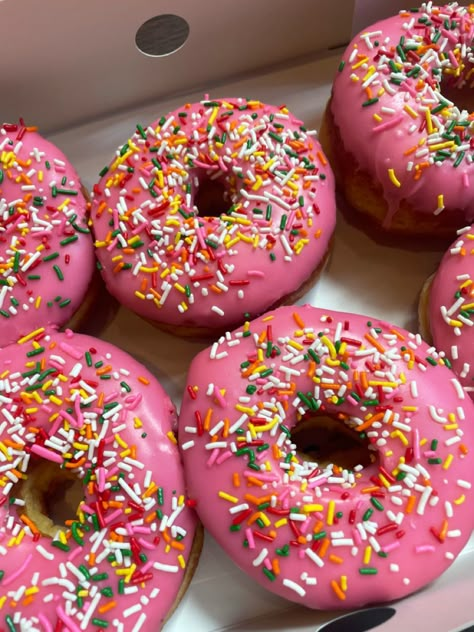 Pink Party Foods, Donuts Aesthetic, Pink Snacks, Pink Doughnuts, Pink Sweets, Sprinkle Donut, Pink Food, Yummy Ice Cream, Pink Donuts