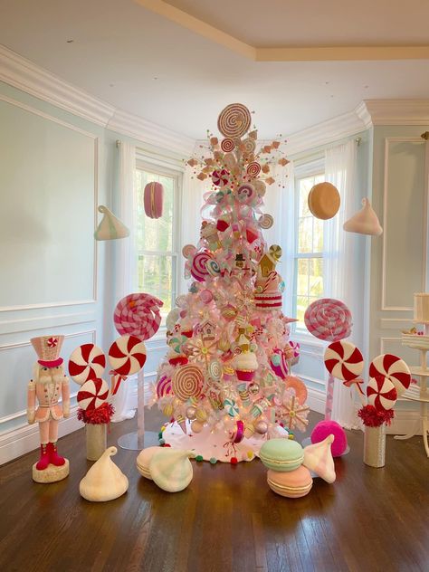 Christmas tree Gingerbread Christmas Tree, Candy Christmas Tree, Candy Land Christmas Door, Gingerbread Christmas Decor, A Pink Christmas, Christmas Tree Decorating Themes, Candyland Christmas, Candy Land Christmas Tree, Candy Land Christmas Decorations