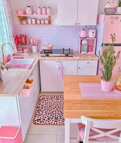 Modern Kitchen Apartment Decor, Small Pink Kitchen, Pink Aesthetic House, Dapur Pink, Kitchen Kawaii, Pink Kitchens, Kawaii Kitchen, Cocina Shabby Chic, Pink Kitchen Decor