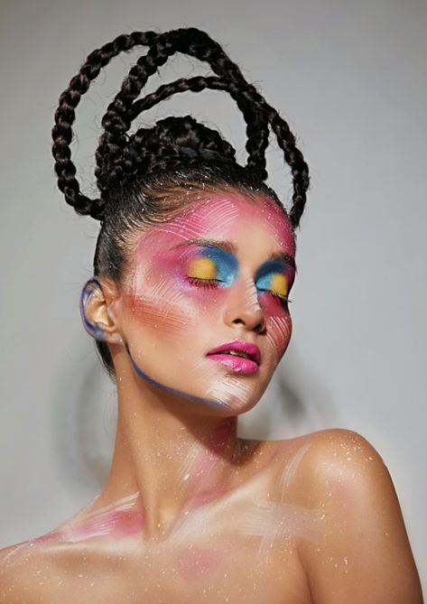 Photoshoot Avant Garde, Exaggerated Makeup Look, Avante Garde Makeup Looks, Avent Garde Makeup, High Fashion Makeup Looks Models, Colourful Editorial Makeup, Avant Garde Makeup Looks, Avangard Makeup, Avant Garde Makeup Creative