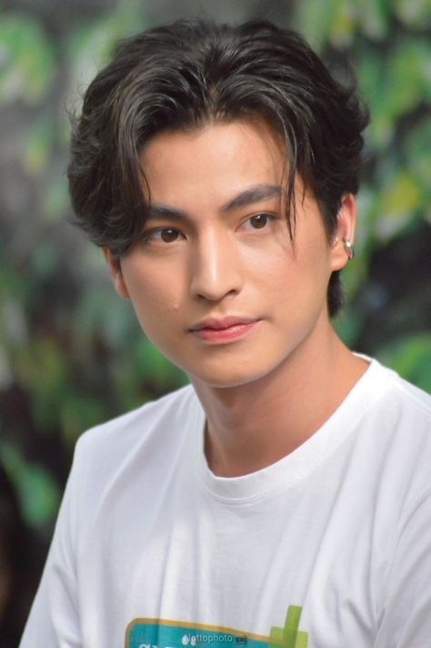 Middle Part Undercut Men Asian, Asian Mullet Haircut Men, Asian Hairstyles Round Face, Korean Haircut Men, Asian Mullet, Curtain Hairstyle, Perm Hair Men, Asian Boy Haircuts, Mens Medium Length Hairstyles