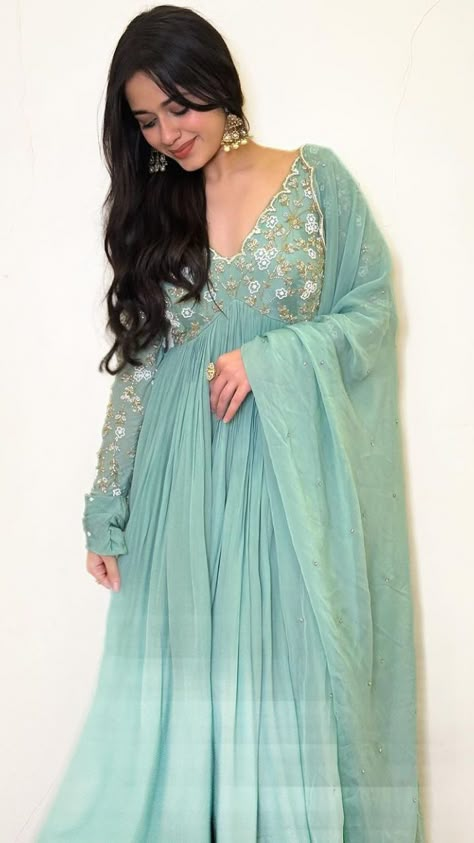 डिजाइनर कपड़े, Jannat Zubair Rahmani, Bridal Lehenga Designs, Trendy Outfits Indian, Long Gown Design, Anarkali Dress Pattern, Jannat Zubair, Dresses Traditional, Modest Dresses Casual