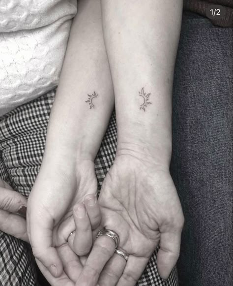 Matching Sun Tattoos Mother Daughters, Mother Daughter Sun Tattoos, Minimal Sister Tattoo Ideas, Minimalist Mother Daughter Tattoo, Sun Matching Tattoo, Mother Daughter Fine Line Tattoo, Tiny Tattoo Finger, Mom And Daughter Tattoo Ideas, Mum Daughter Tattoo