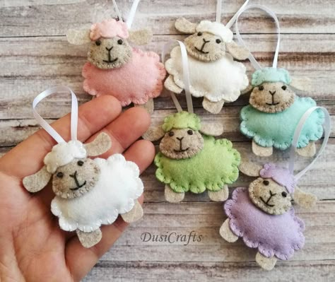 Easter Lambs, Lamb Ornament, Felt Easter Crafts, Make Your Own Book, Felt Sheep, Oster Dekor, Sheep Crafts, Pink Sheep, Baby Mobil