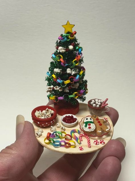 Miniature holiday Mini Verse, Miniature Table, Christmas Miniatures, Dollhouse Diy, Miniature Bakery, Dollhouse Christmas, Christmas Barbie, Dollhouse Miniatures Diy, Christmas Clay