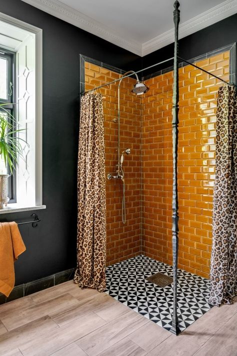 Old School Bathroom Ideas, Cute Bathroom Design, Colorful Tile Bathroom, Mustard Yellow Bathroom, Punk Bathroom, Colorful Home Design, Bathroom Extension, Bathroom Ideas Colorful, Orange Bathrooms