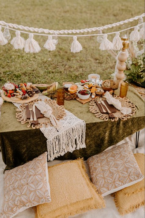 Vegan picnic, vegan charcuterie, boho picnic Dreamy Picnic, Sisters Of The Moon, Picnic Spread, Sister Circle, Moon Circle, Sacred Circle, Picnic Aesthetic, Hawaii Party, Pic Nic